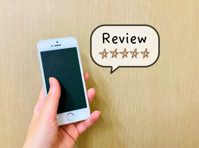 スマートフォンと「Review」と書かれた吹き出しのイラスト