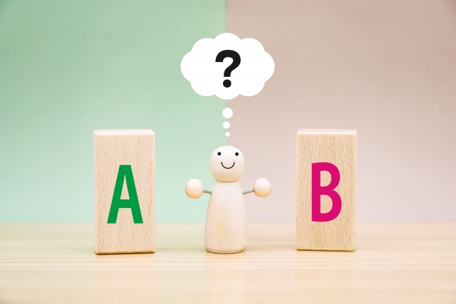 「A」「B」と書かれたブロックの間に「?」の人形がいるイラスト