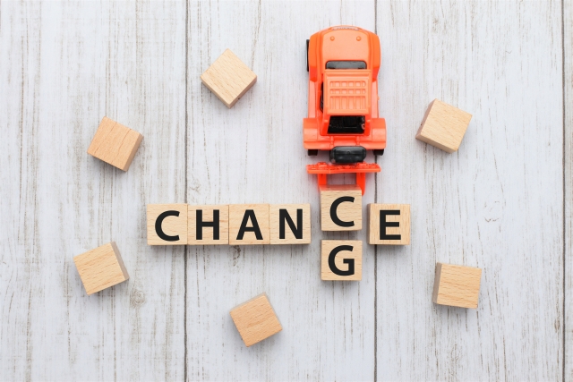 木目のブロックで「CHANGE」は「CHANCE」を表現したイラスト