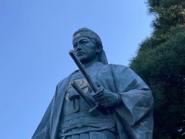 日野出身の幕末志士・土方歳三の銅像