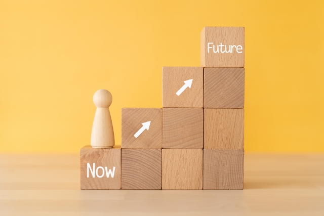 積み木で「Now」→「Future」と書かれたイラスト