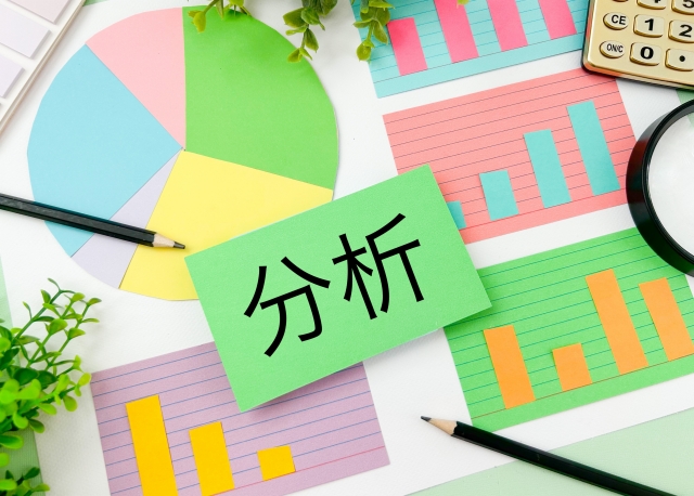 デスクの上の付箋に「分析」と書かれたイラスト