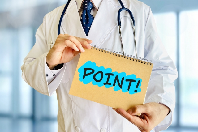 「POINT」という文字を掲げる男性医師