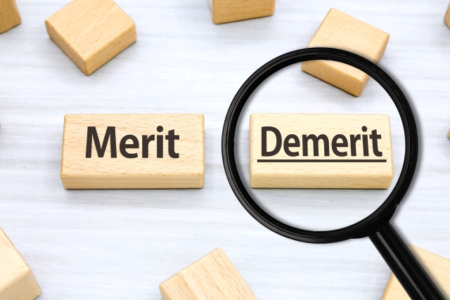 「Merit」「Demerit」と書かれたブロックのうち「Demerit」のブロックに虫眼鏡がかざされているイラスト