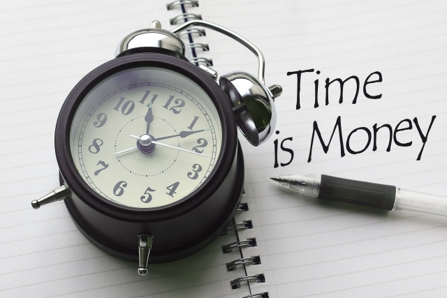 時計とノートに「Time is Money」の文字