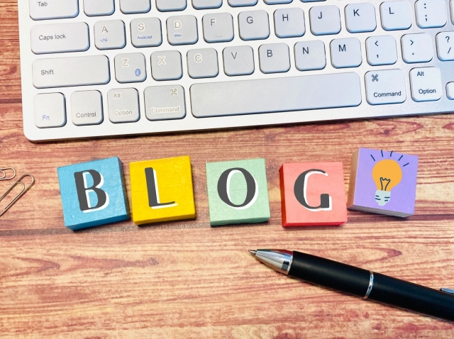 デスク上にPCのキーボードとブロックで「BLOG」と書かれたイラスト