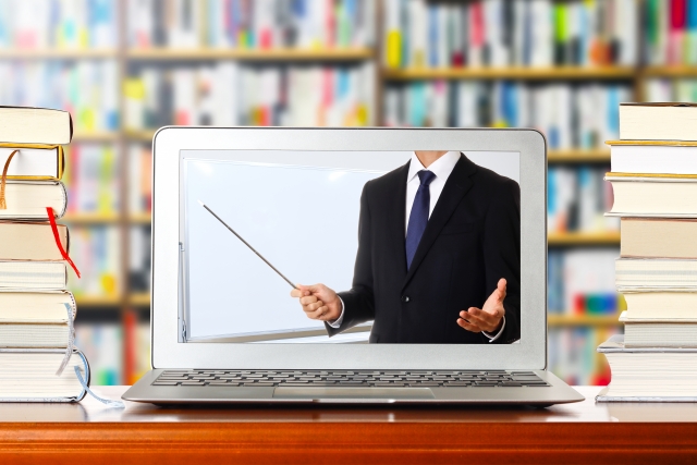 ノートPCの画面に映る男性講師のイラスト