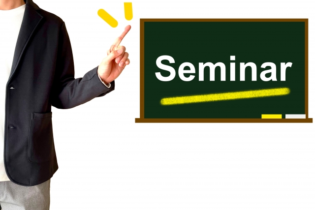 黒板に書かれた「Seminar」の文字を指す男性のイラスト