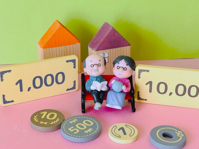 シニア夫妻とお金のイラスト