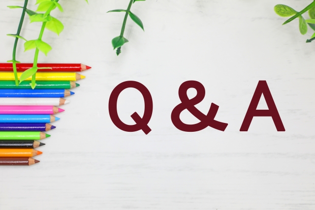 並んだ色鉛筆と「Q&A」の文字のイラスト