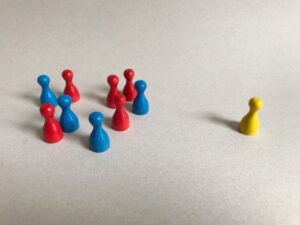 集団から孤立する黄色のコマのイラスト