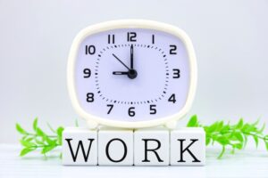 置時計とブロックで「WORK」と書かれたイラスト