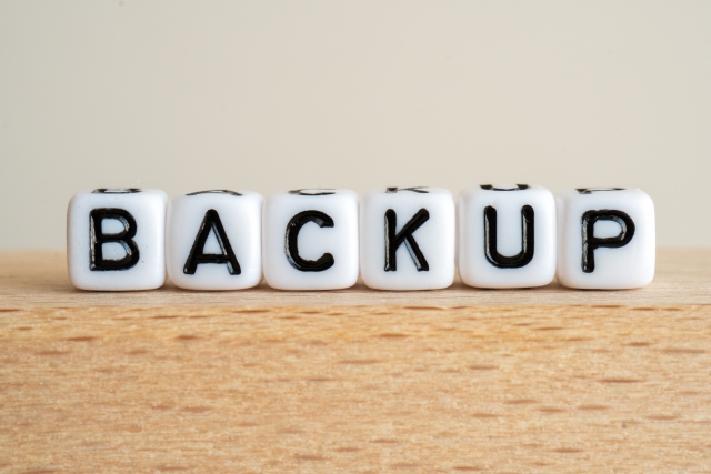 ブロックで「BACKUP」と書かれたイラスト