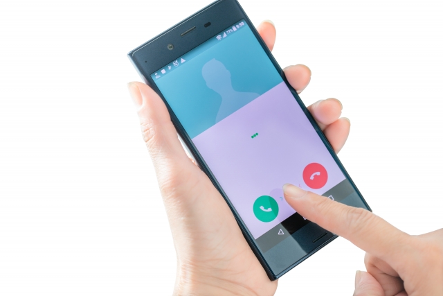 通知が入ったスマートフォンを操作するイラスト
