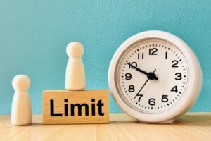 「Limit」と書かれたブロックと置時計の画像