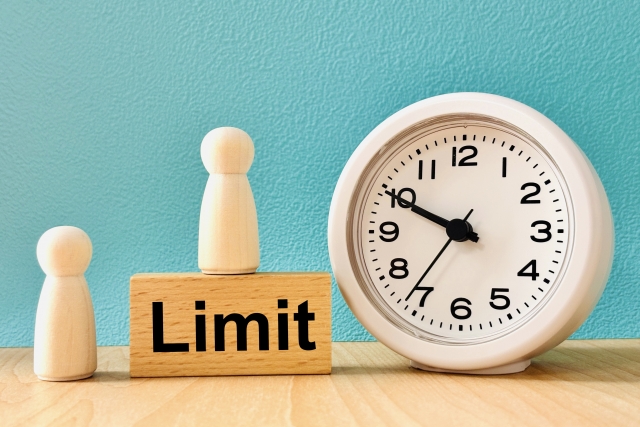 「Limit」と書かれたブロックと置時計の画像