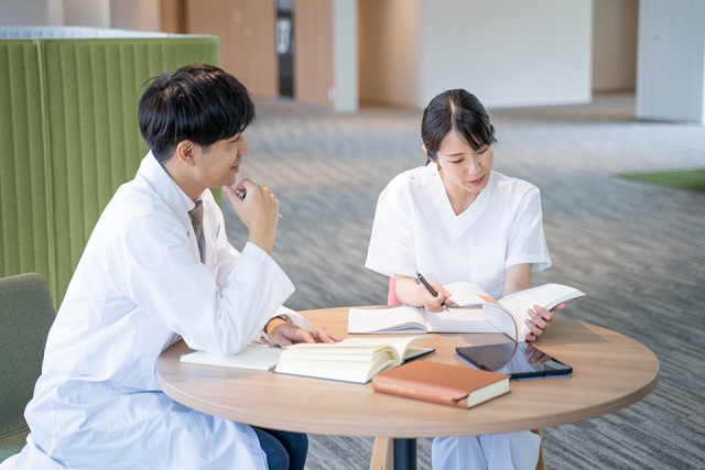 男性医師と女性看護師が勉強している画像