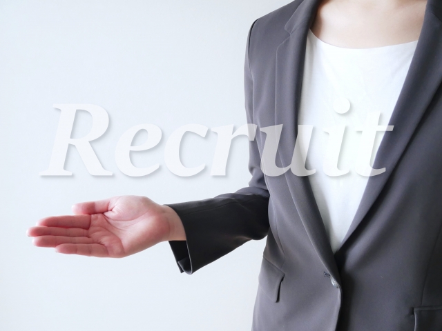 「Recruit」の文字とスーツの女性が手招きしている画像
