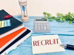 デスク上にある「RECRUIT」と書かれた付箋のイラスト