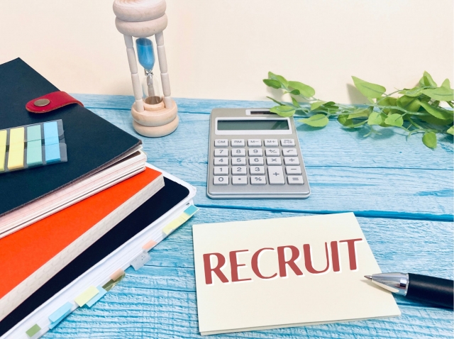 デスク上にある「RECRUIT」と書かれた付箋のイラスト