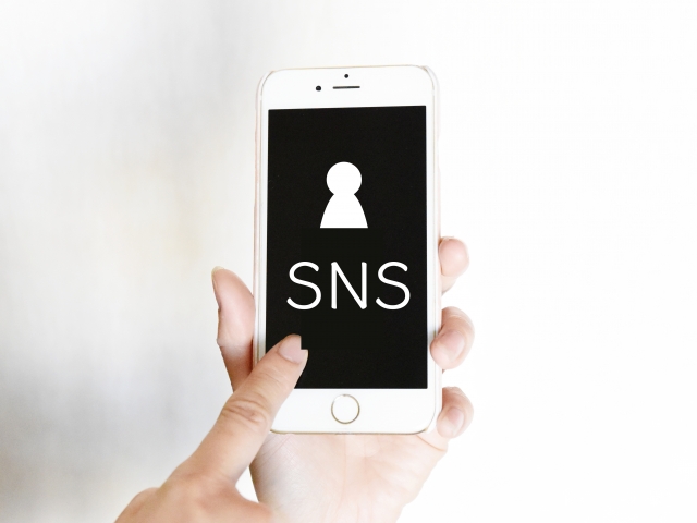 スマートフォンの画面に「SNS」と書かれたイラスト