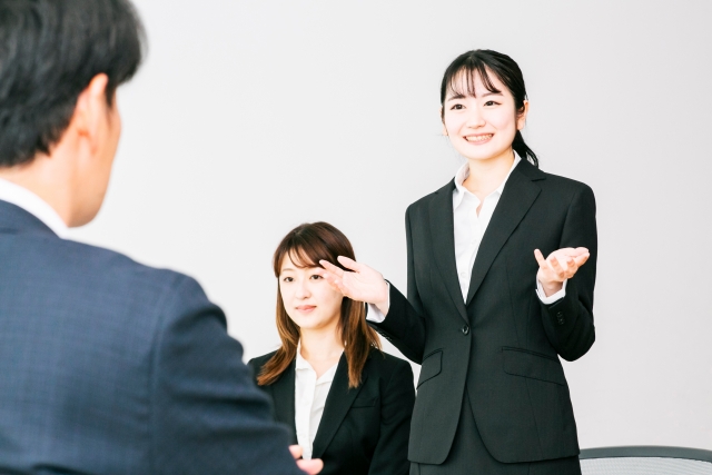 採用面接で笑顔で回答する女性の画像