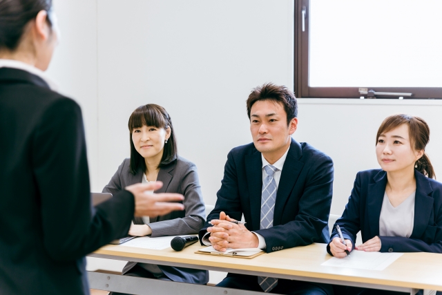 採用面接を行う男性面接官と女性面接官の画像